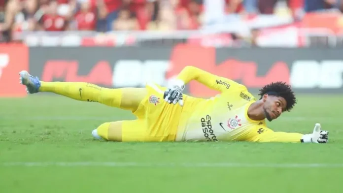 Hugo Souza em campo pelo Corinthians contra o Flamengo