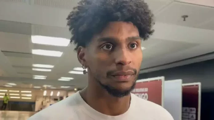 Hugo Souza em entrevista na zona mista do Maracanã
