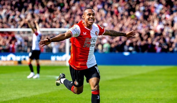Igor Paixão comemora gol pelo Feyenoord