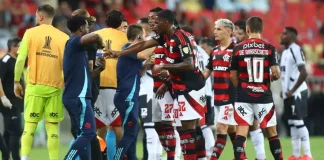 Jogadores do Flamengo em campo contra o Central Córdoba