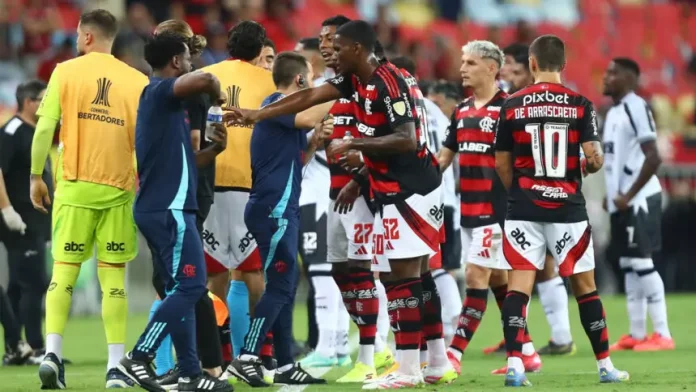 Jogadores do Flamengo em campo contra o Central Córdoba