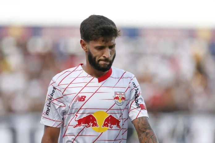 Juninho Capixaba em campo pelo Bragantino