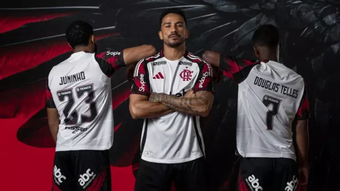 Danilo, Juninho e Douglas Telles no lançamento da nova camisa branca do Flamengo