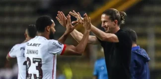 Juninho comemora com Filipe Luís o gol da vitória do Flamengo sobre o Deportico Táchira