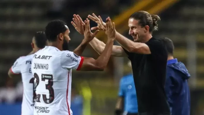 Juninho comemora com Filipe Luís o gol da vitória do Flamengo sobre o Deportico Táchira