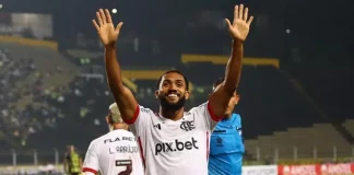 Juninho comemora o gol da vitória do Flamengo sobre o Deportivo Táchira