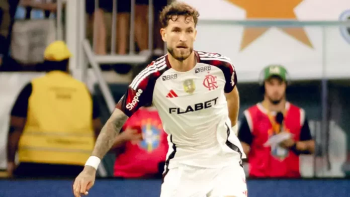 Léo Pereira em campo na vitória do Flamengo sobre o Grêmio