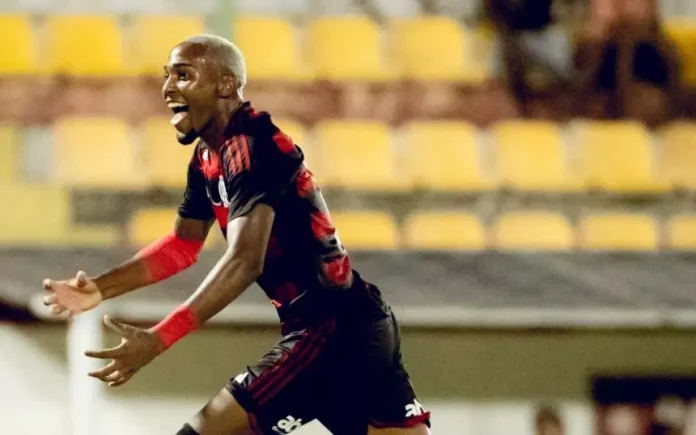 Lorran em campo pelo Flamengo sub-20