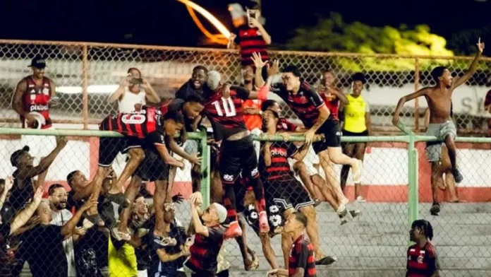 Lorran comemora gol pelo Flamengo sobre o Fluminense pela categoria sub-20