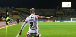 Luiz Araújo em campo pelo Flamengo contra o Deportivo Táchira