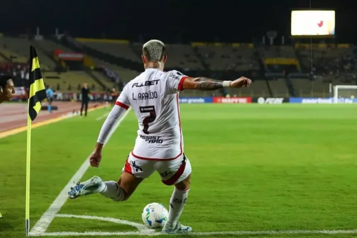 Luiz Araújo em campo pelo Flamengo contra o Deportivo Táchira