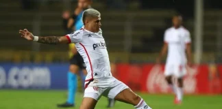 Luiz Araújo em campo pelo Flamengo contra o Vitória