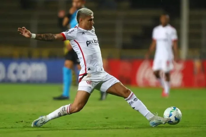 Luiz Araújo em campo pelo Flamengo contra o Vitória