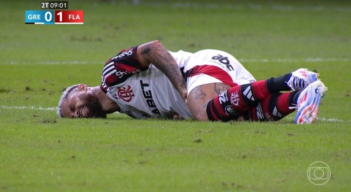 Michael saiu machucado no jogo entre Flamengo e Grêmio