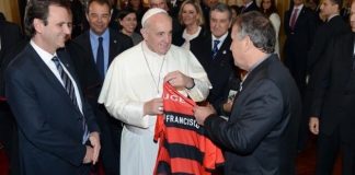Zico entrega camisa do Flamengo ao Papa Francisco