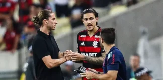 Pedro e Filipe Luís em campo pelo Flamengo contra o Central Córdoba