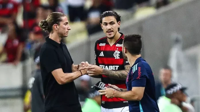 Pedro e Filipe Luís em campo pelo Flamengo contra o Central Córdoba