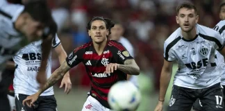 Pedro em campo pelo Flamengo contra o Central Córdoba