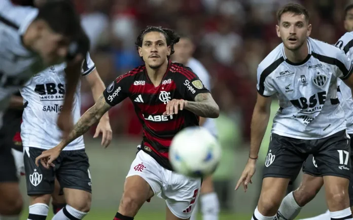 Pedro em campo pelo Flamengo contra o Central Córdoba