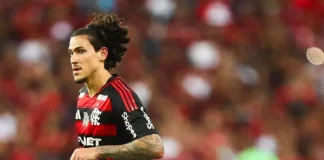 Pedro em campo pelo Flamengo contra o Corinthians