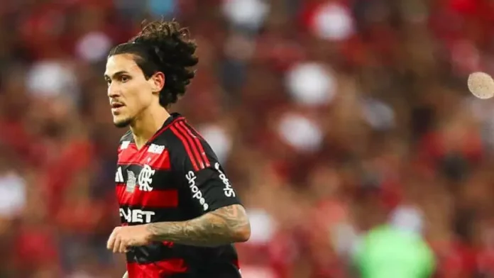 Pedro em campo pelo Flamengo contra o Corinthians