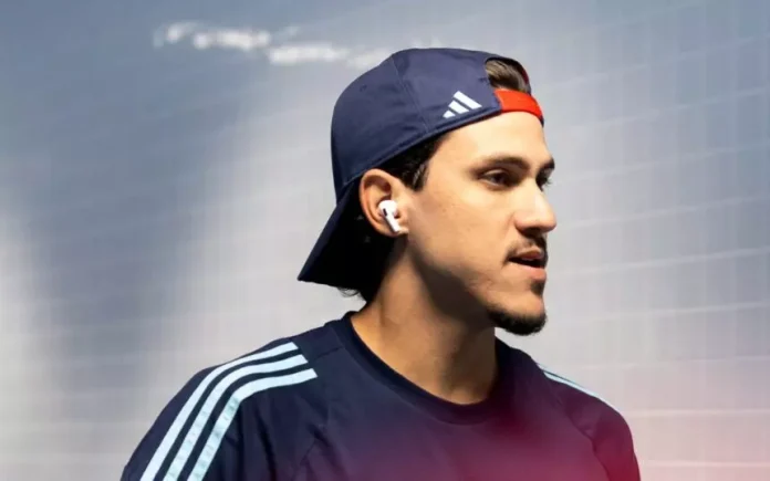Pedro chegando na Arena para o confronto contra o Grêmio