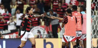 Pedro marca e recebe o carinho dos companheiros no jogo entre Flamengo x Juventude