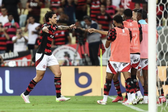 Pedro marca e recebe o carinho dos companheiros no jogo entre Flamengo x Juventude