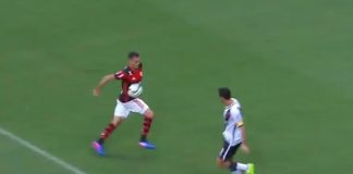 Nenê chuta na barriga de Renê, mas o árbitro marcou pênalti para o Vasco