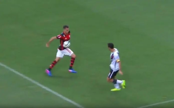 Nenê chuta na barriga de Renê, mas o árbitro marcou pênalti para o Vasco