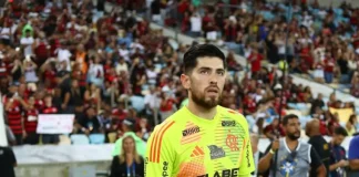 Rossi entrando em campo pelo Flamengo contra o Juventude