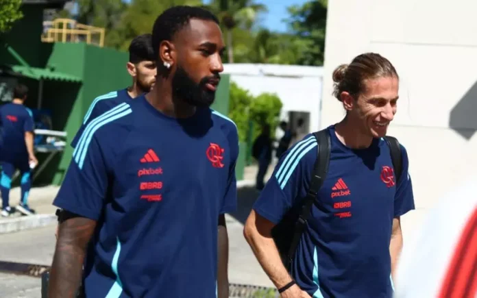 Rossi, Gerson e Filipe Luís em embarque do Flamengo