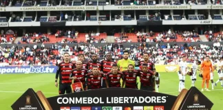 Time do Flamengo posa pra foto antes do confronto contra a LDU