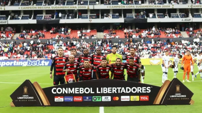 Time do Flamengo posa pra foto antes do confronto contra a LDU