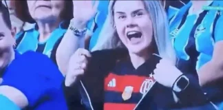 Torcedora do Flamengo comemora no meio da torcida do Grêmio