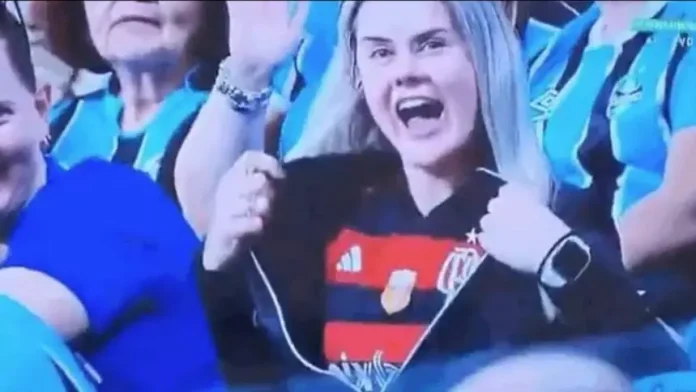 Torcedora do Flamengo comemora no meio da torcida do Grêmio