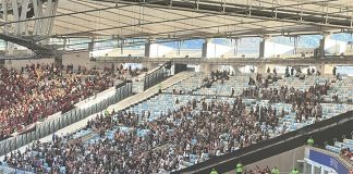 Torcida do Corinthians presente no Maracanã no clássico contra o Flamengo