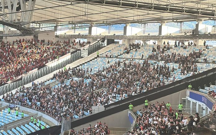 Torcida do Corinthians presente no Maracanã no clássico contra o Flamengo