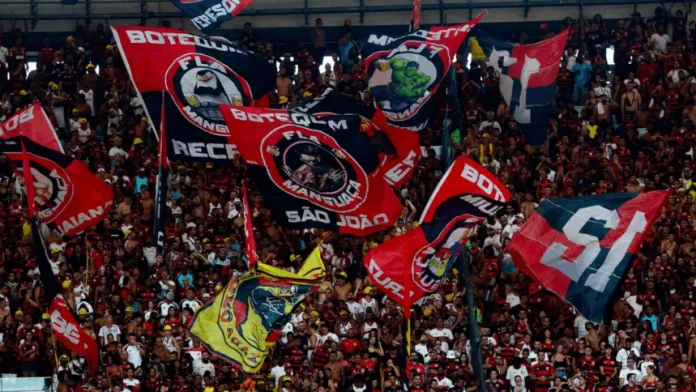 Torcida do Flamengo presente no Maracanã no clássico contra o Corinthians