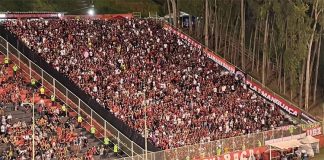 Torcida do Flamengo presente no Estádio Barradão em Salvador