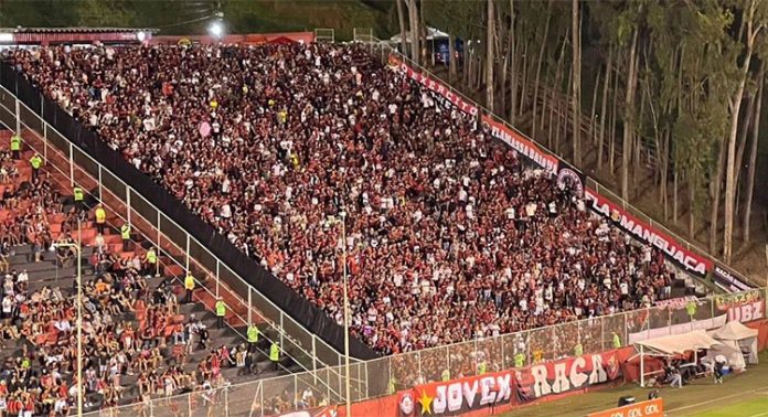 Torcida do Flamengo presente no Estádio Barradão em Salvador