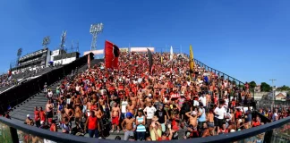Torcida do Flamengo em São Januário em clássico contra o Vasco