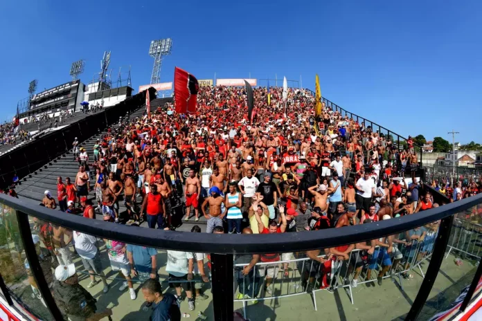 Torcida do Flamengo em São Januário em clássico contra o Vasco