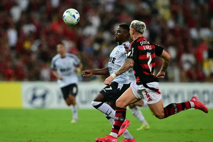 Varela em campo pelo Flamengo na derrota para o Central Córdoba