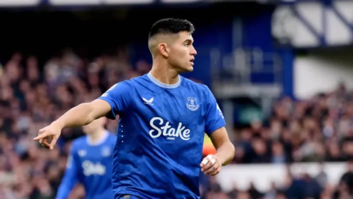 Alcaraz em campo pelo Everton
