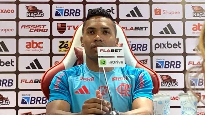 Alex Sandro em entrevista coletiva no Ninho do Urubu