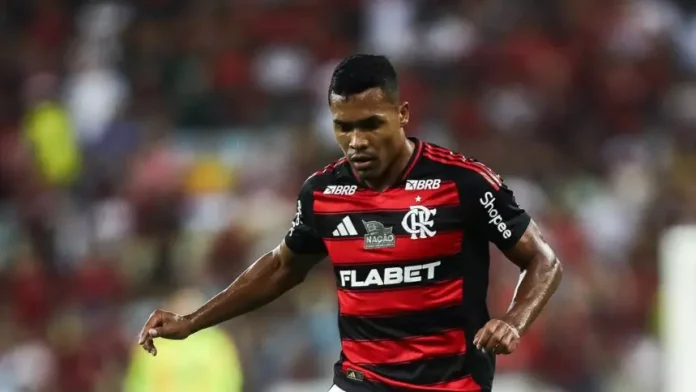 Alex Sandro em campo pelo Flamengo