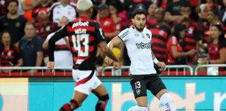 O lateral direito Wesley na marcação de Alex Telles
