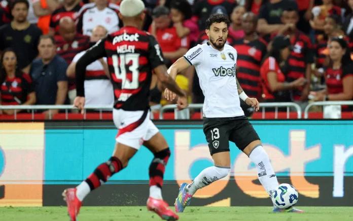 O lateral direito Wesley na marcação de Alex Telles