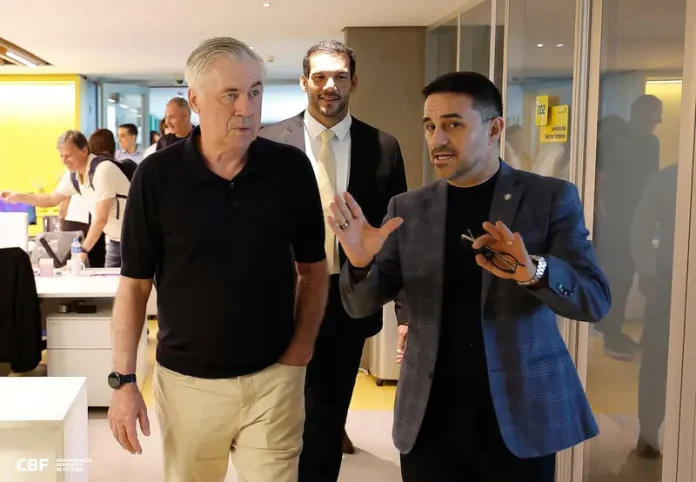 Técnico da Seleção Brasileira Carlo Ancelotti conversa com Rodrigo Caetano
